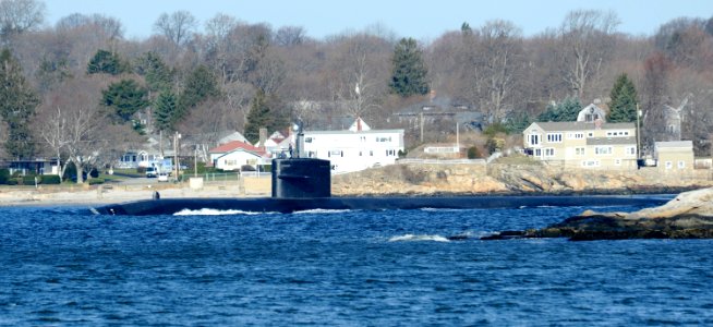 US Navy 110406-N-8467N-004 USS Memphis (SSN 691) transits the Thames River for the final time