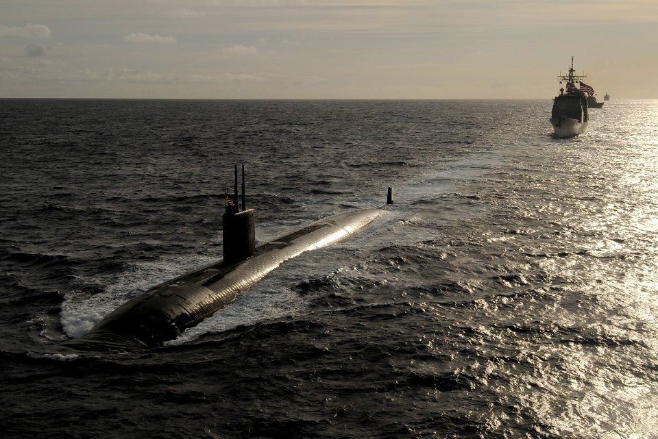 US Navy 110405-N-WP746-207 USS Tucson (SSN 770), USS Lake Erie (CG 70), center, and other Hawaii-based ships transit the waters surrounding the isl