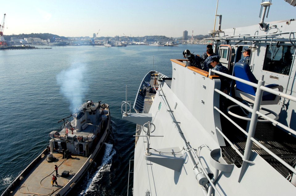US Navy 110406-N-SF508-054 The Ticonderoga-class guided-missile cruiser USS Shiloh (CG 67) prepares for mooring