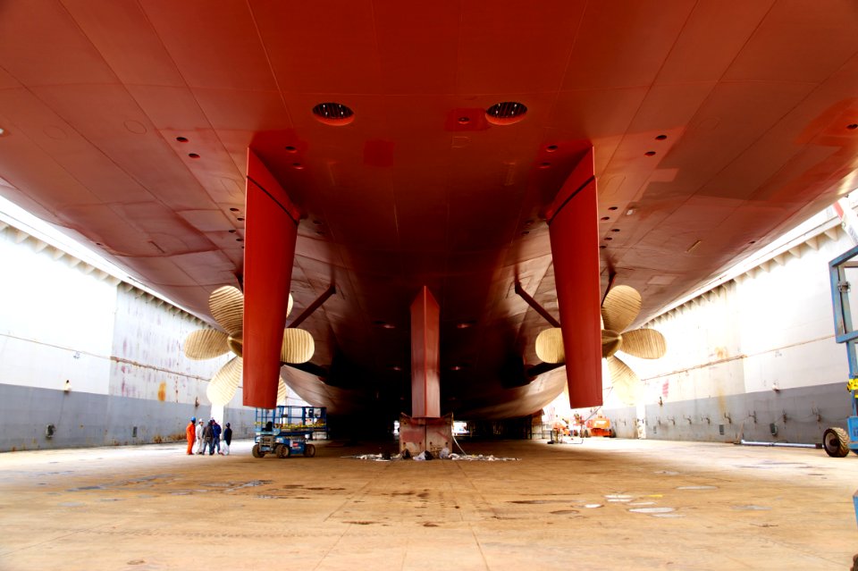 US Navy 110408-N-ZC343-274 NASSCO shipyard workers conduct final inspections of the hull of the amphibious assault ship USS Bonhomme Richard (LHD 6