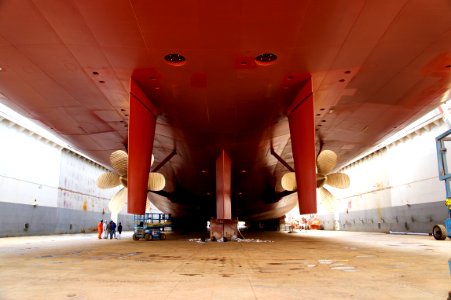US Navy 110408-N-ZC343-274 NASSCO shipyard workers conduct final inspections of the hull of the amphibious assault ship USS Bonhomme Richard (LHD 6