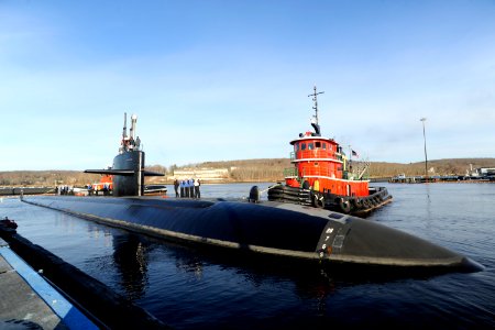 US Navy 110406-N-8467N-001 USS Memphis (SSN 691) departs Submarine Base New London for the final time