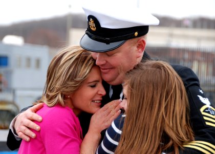 US Navy 110408-N-AW342-109 Senior Chief Sonar Technician Matthew Lindsey, assigned to the Los Angeles-class attack submarine USS Providence (SSN 7