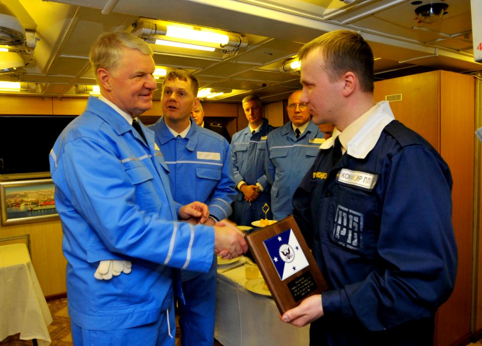 US Navy 110415-N-ZB612-208 Chief of Naval Operations (CNO) Adm. Gary Roughead presents a CNO plaque to the commanding officer of the Russian Federa