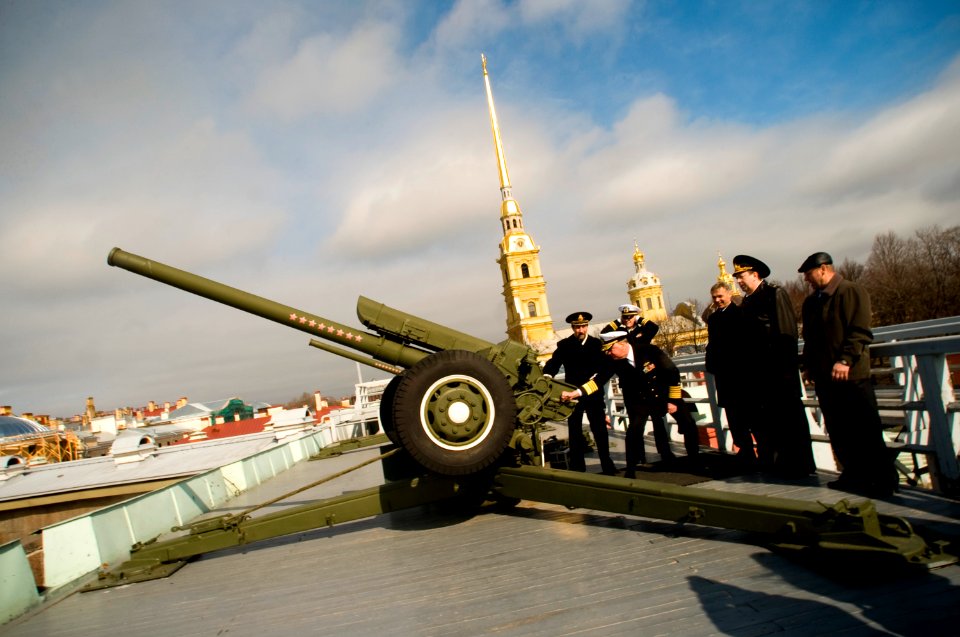 US Navy 110417-N-ZB612-051 Chief of Naval Operations (CNO) Adm. Gary Roughead fires the traditional noon cannon at the St. Peter and Paul fortress