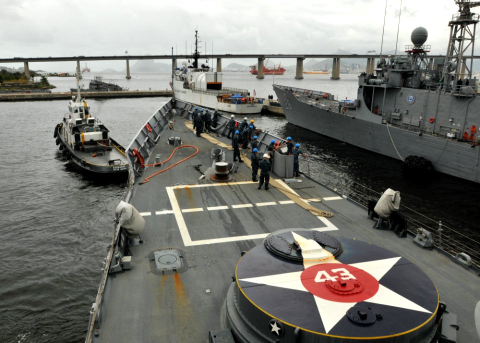 US Navy 110426-N-NL541-166 Sailors assigned to the guided-missile frigate USS Thach (FFG 43) prepare to handle mooring lines as Thach maneuvers to
