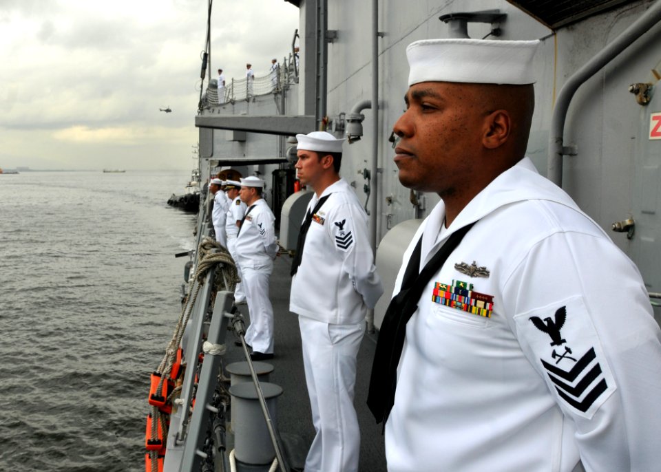 US Navy 110426-N-NL541-088 Sailors assigned to the guided-missile frigate USS Thach (FFG 43) man the rails as Thach arrives in Rio de Janeiro