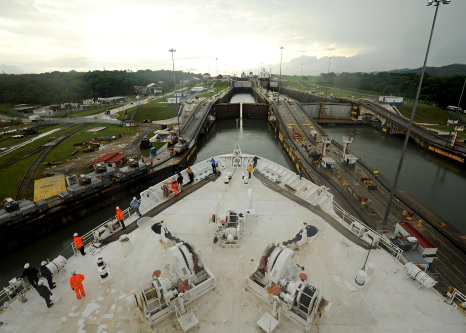 US Navy 110426-N-NY820-035 The Military Sealift Command hospital ship USNS Comfort (T-AH 20) transits the Panama Canal