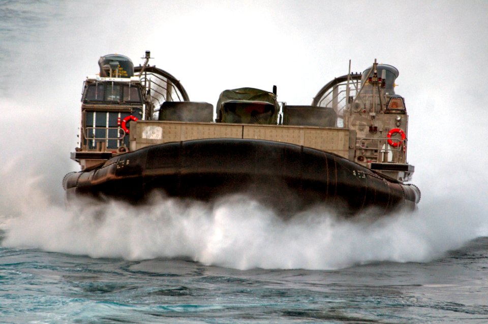 US Navy 110427-N-RC734-344 A landing craft air cushion (LCAC) assigned to Assault Craft Unit (ACU) 5 approaches the amphibious dock landing ship US