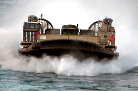 US Navy 110427-N-RC734-344 A landing craft air cushion (LCAC) assigned to Assault Craft Unit (ACU) 5 approaches the amphibious dock landing ship US