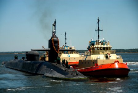 US Navy 110429-N-FG395-032 The Ohio-class guided-missile submarine USS Florida (SSGN 728) arrives at Naval Submarine Base Kings Bay