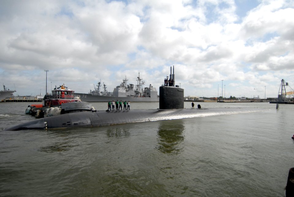 US Navy 110427-N-7897G-038 The Los Angeles-class attack submarine USS Montpelier (SSN 765) departs Naval Station Norfolk for a brief underway to co
