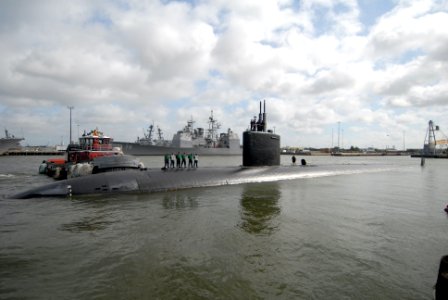 US Navy 110427-N-7897G-038 The Los Angeles-class attack submarine USS Montpelier (SSN 765) departs Naval Station Norfolk for a brief underway to co photo
