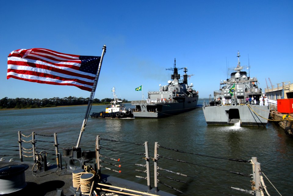 US Navy 110508-N-ZI300-026 USS Boone (FFG 28) is moored in Rio Grande, Brazil, with Brazilian naval frigates Bosisio (F 48), left, and Independenci