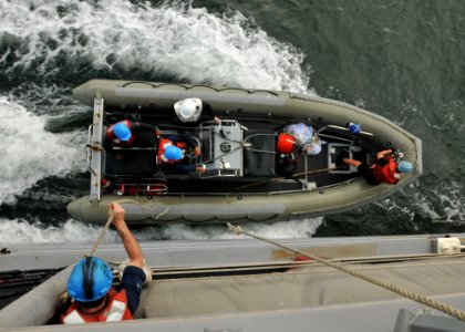 US Navy 110511-N-NL541-071 Boatswain's mates recover a rigid-hull inflatable boat aboard the guided-missile frigate USS Thach (FFG 43)