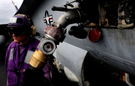 US Navy 110509-N-OY799-369 Aviation Boatswain's Mate (Fuel) Airman Samuel Huff refuels an F-A-18E Super Hornet