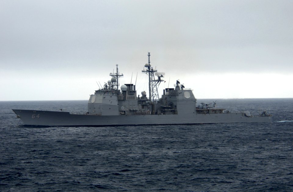 US Navy 110515-N-XQ375-176 he guided-missile destroyer USS Gettysburg (CG 64) transits the Atlantic Ocean