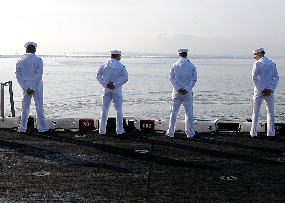 US Navy 110516-N-2908M-003 Sailors man the rails as the amphibious assault ship USS Kearsarge (LHD 3) returns to Naval Station Norfolk