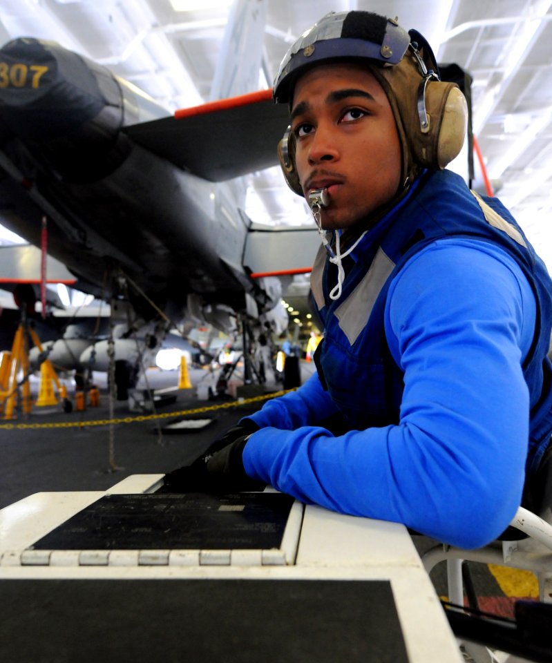 US Navy 110515-N-2912R-005 Aviation Boatswain's Mate (Handling) Airman Charles Lynch, assigned to the air department of the aircraft carrier USS Ge