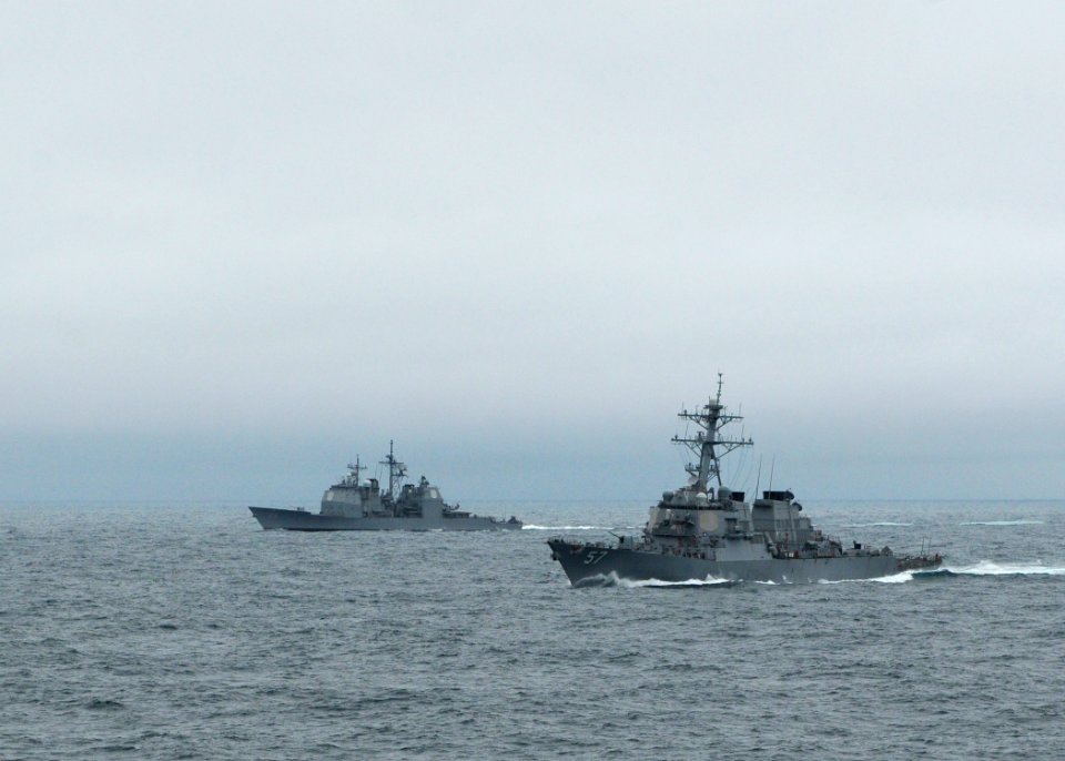 US Navy 110515-N-YM590-059 The guided-missile destroyer USS Mitscher (DDG 57), foreground, and the guided-missile cruiser USS Gettysburg (CG 64) ar