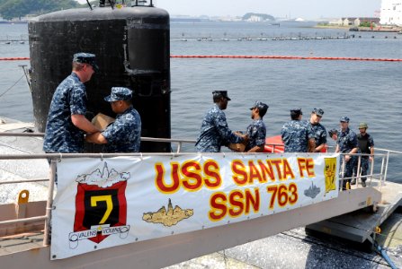 US Navy 110520-N-DI599-019 Sailors assigned to the Los Angeles-class attack submarine USS Santa Fe (SSN 763) load stores shortly after mooring at F