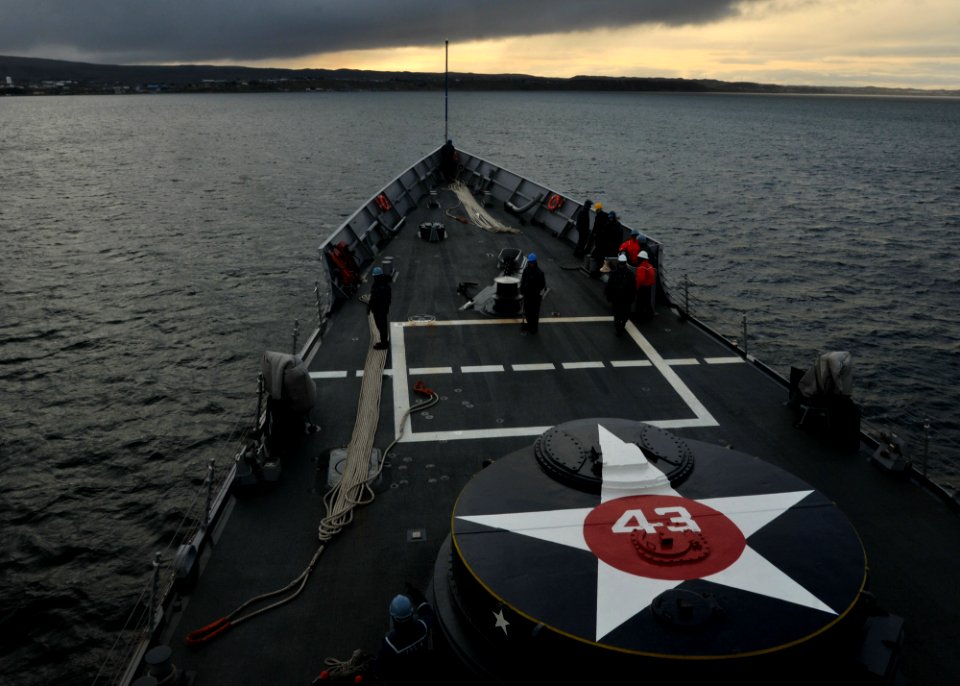 US Navy 110520-N-NL541-004 The guided-missile frigate USS Thach (FFG 43) approaches Punta Arenas, Chile