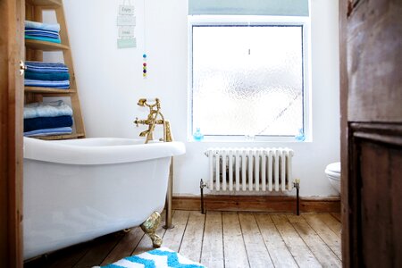 Interior bathtub house photo