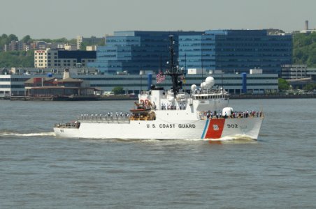 US Navy 110525-N-PS473-073 Tampa (WMEC 902) transits the Hudson River during the parade of ships for Fleet Week 2011