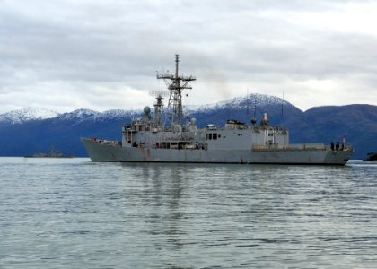 US Navy 110526-N-NL541-258 The Oliver Hazard Perry-class guided-missile frigates USS Boone (FFG 28), left, and USS Thach (FFG 43) are anchored in t