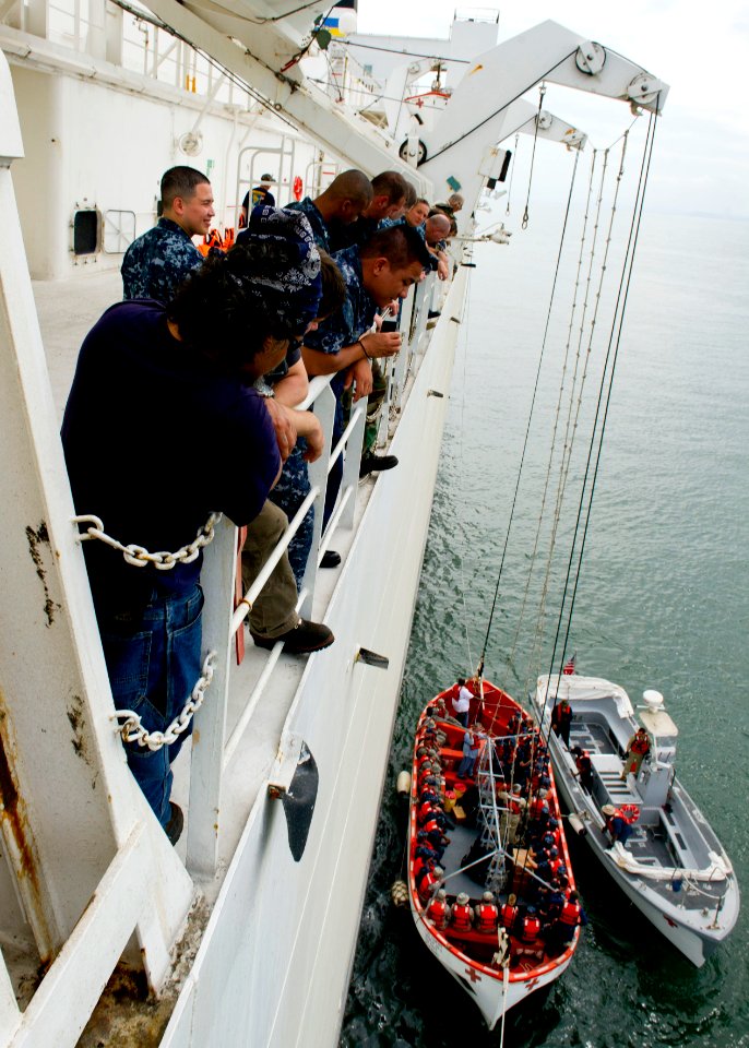 US Navy 110602-N-RM525-041 Service members embarked aboard the Military Sealift Command hospital ship USNS Comfort (T-AH 20)