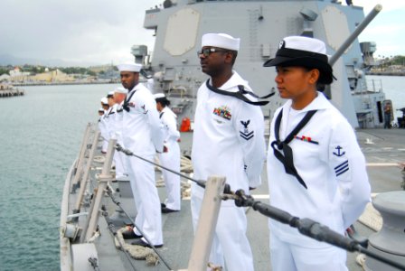 US Navy 110601-N-CB621-051 Sailors man the rails aboard the Arleigh Burke-class guided-missile destroyer USS Chung-Hoon (DDG 93) as the ship depart