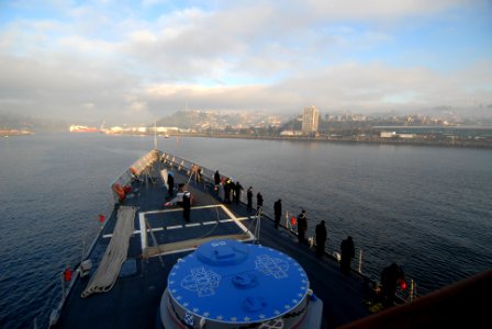 US Navy 110530-N-ZI300-035 Sailors aboard the guided-missile frigate USS Boone (FFG 28) man the rails while arriving in Puerto Montt, Chile photo