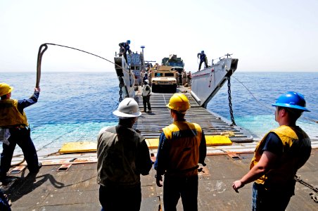 US Navy 110601-N-RC734-131 Sailors tie Landing Craft Utility (LCU) 1648 to USS Comstock (LSD 45) during stern gate marriage operations