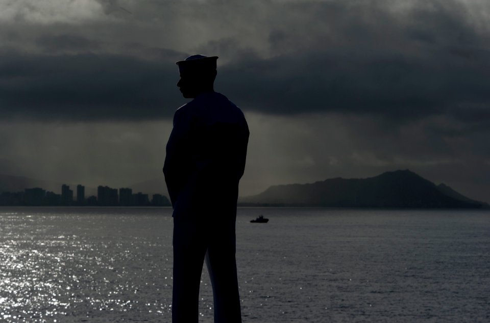 US Navy 110607-N-DR144-186 Sailors man the rails as USS Carl Vinson (CVN 70) passes Honolulu and Diamond Head as it prepares to moor in Pearl Harbo