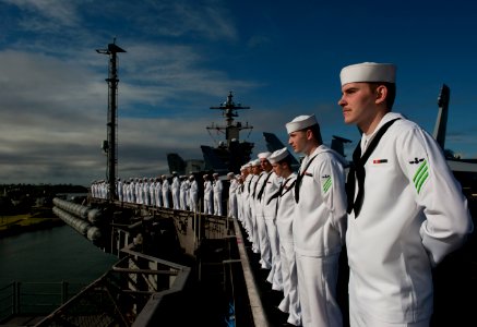 US Navy 110607-N-DR144-523 Sailors man the rails as SS Carl Vinson (CVN 70) arrives in Pearl Harbor