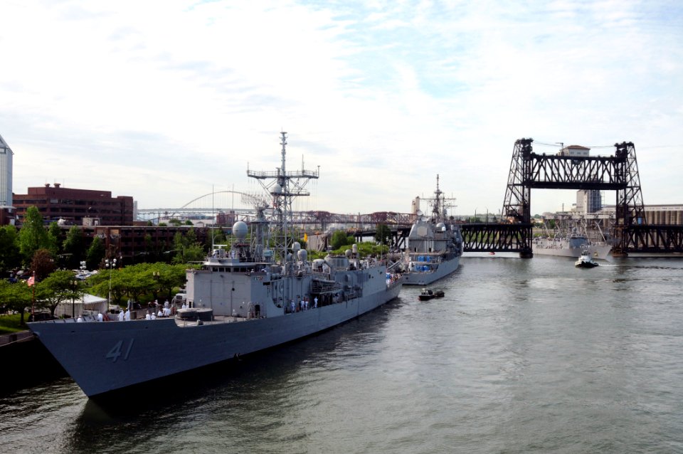 US Navy 110609-N-AE328-076 The Oliver Hazard Perry-class frigate USS Ingraham (FFG 61) arrives to participate in Portland Fleet Week festivities du