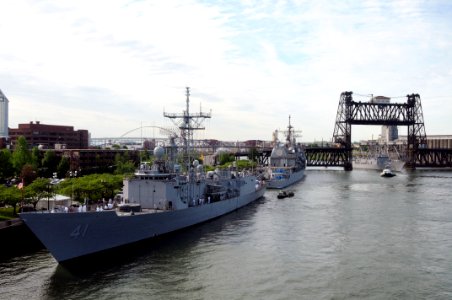 US Navy 110609-N-AE328-076 The Oliver Hazard Perry-class frigate USS Ingraham (FFG 61) arrives to participate in Portland Fleet Week festivities du