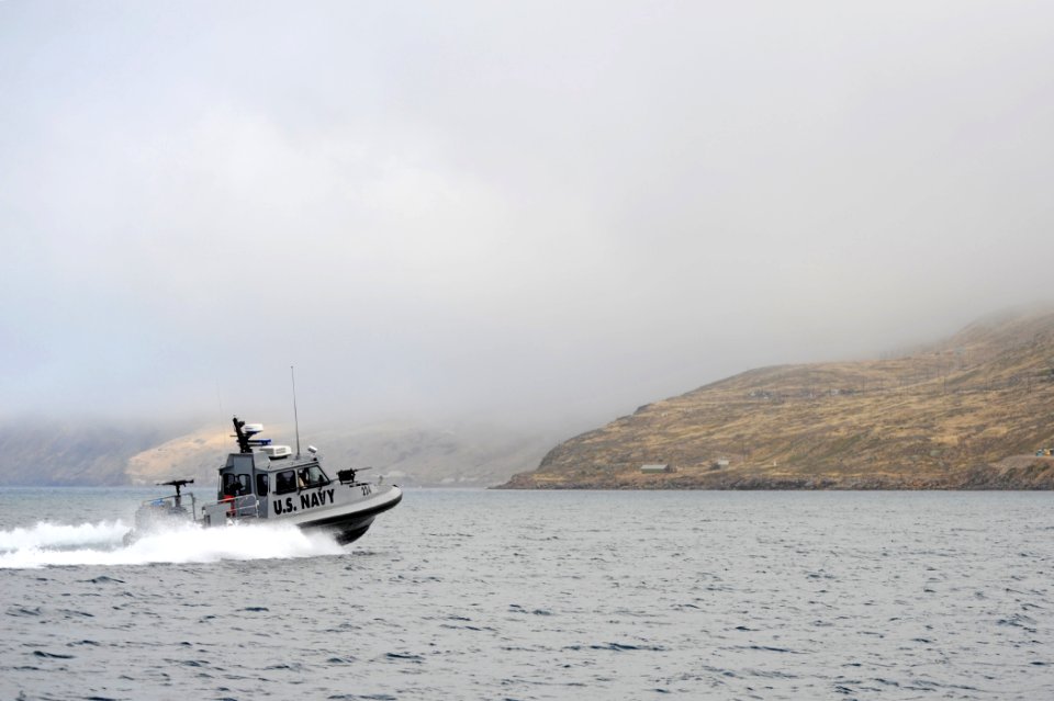 US Navy 110605-N-PM781-239 Service members assigned to Maritime Expeditionary Security Squadron (MSRON) 1 perform patrol craft exercises off San Cl