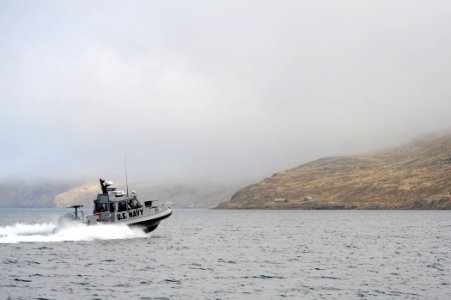 US Navy 110605-N-PM781-239 Service members assigned to Maritime Expeditionary Security Squadron (MSRON) 1 perform patrol craft exercises off San Cl