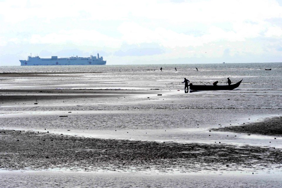 US Navy 110609-F-ET173-433 USNS Comfort (T-AH 20) is anchored off the coast of Tumaco, Colombia, during Continuing Promise 2011