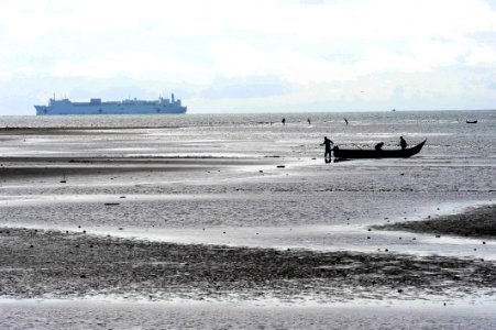 US Navy 110609-F-ET173-433 USNS Comfort (T-AH 20) is anchored off the coast of Tumaco, Colombia, during Continuing Promise 2011