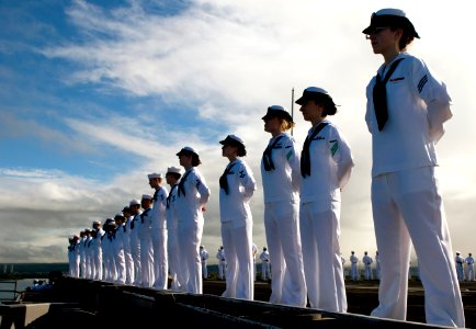 US Navy 110607-N-GZ277-058 Sailors man the rails as USS Carl Vinson (CVN 70) arrives in Pearl Harbor