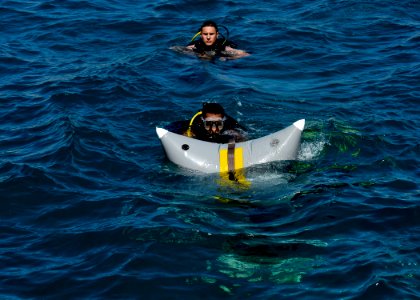 US Navy 110608-N-KB666-085 Navy Diver 2nd Class Justin McMillen observers Petty Officer 1st Class Lennox A. Williams during an underwater lift photo