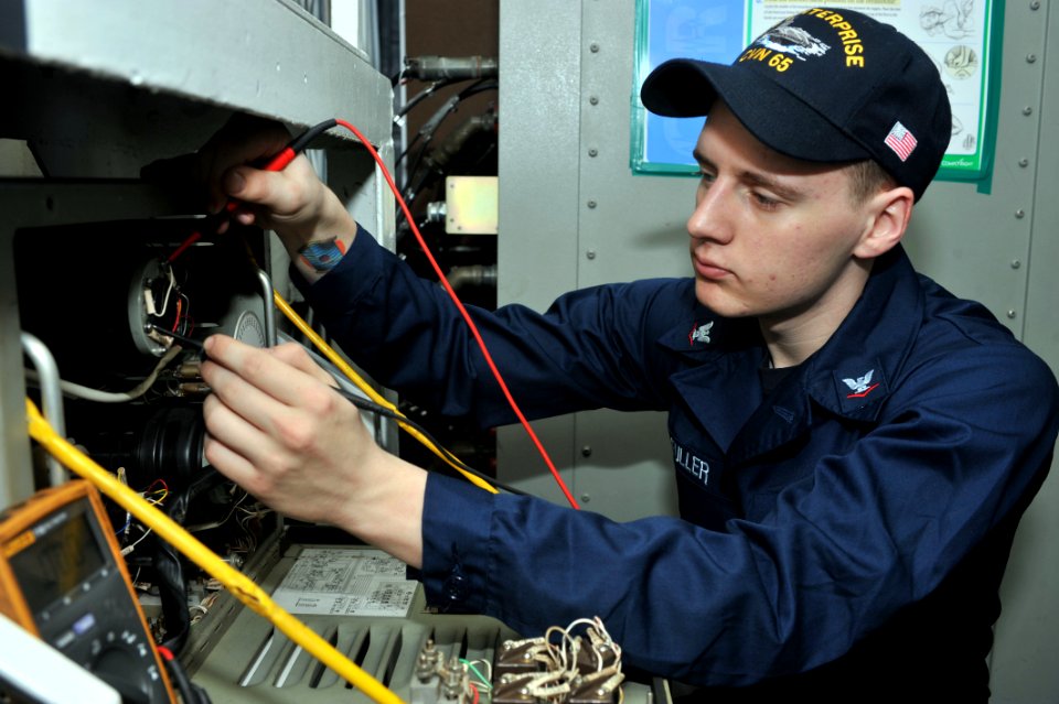 US Navy 110607-N-CH661-024 Interior Communications Electrician 3rd Class Kyle A. Fuller checks the correct voltages in the synchro signal amplifier