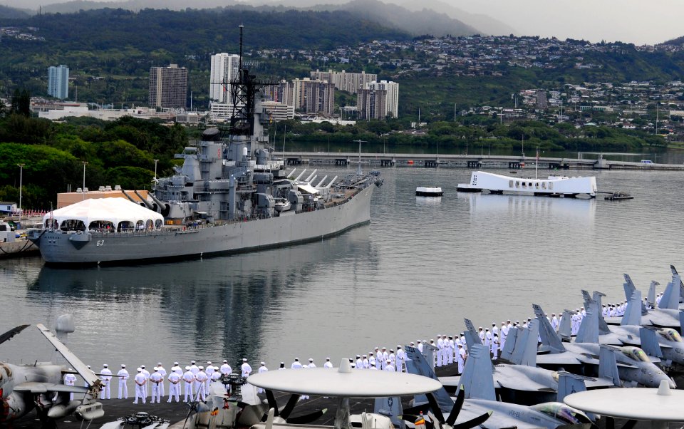 US Navy 110607-N-OK922-425 Sailors man the rails as SS Carl Vinson (CVN 70) arrives in Pearl Harbor