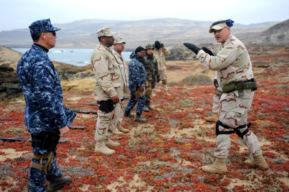 US Navy 110609-N-PM781-046 Boatwain's Mate Wayne Duerler coaches students during a live-fire exercise