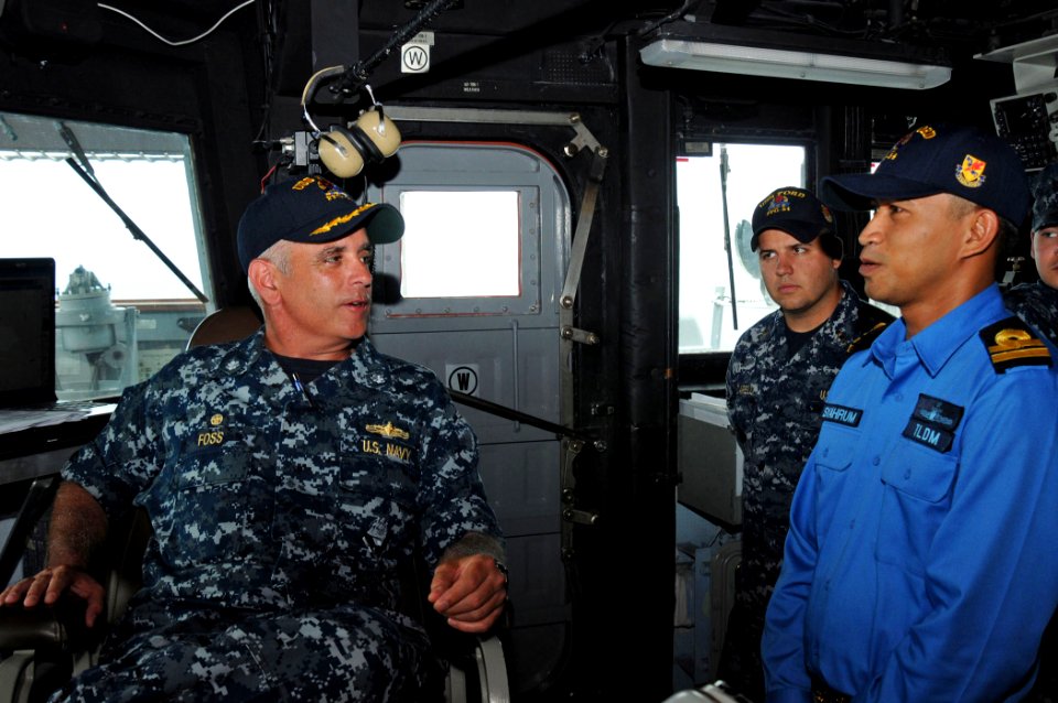US Navy 110610-N-SP676-308 Cmdr. Donald Foss, commanding officer of the guided-missile frigate USS Ford (FFG 54), speaks with Royal Malaysian Navy