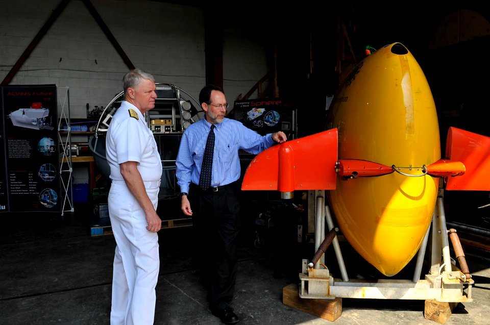 US Navy 110610-N-ZB612-367 Chief of Naval Operations (CNO) Adm. Gary Roughead tours the facilities at the Woods Hole Oceanographic Institute