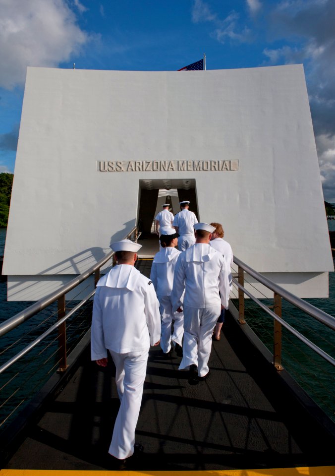 US Navy 110609-N-DR144-202 Sailors assigned to the Nimitz-class aircraft carrier USS Carl Vinson (CVN 70) arrive at the USS Arizona Memorial at Joi