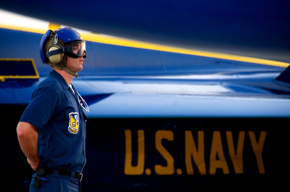 US Navy 110614-N-BA418-014 Aviation Electronics Technician 1st Class Curt Metzger, from St. Petersburg, Fla., assigned to the U.S. Navy flight demo